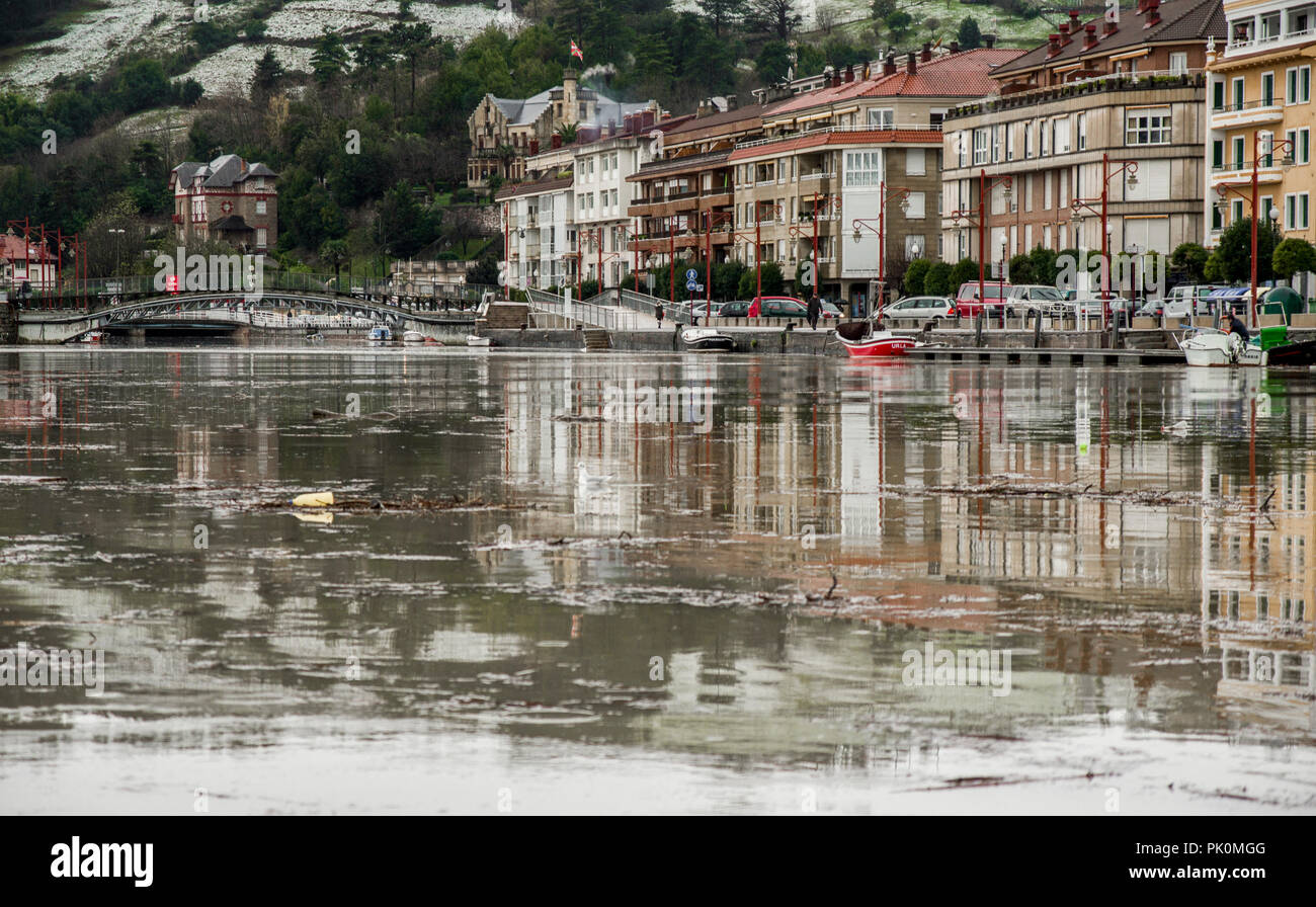 Relection sul fiume Urola in Zumaia, Paesi Baschi Foto Stock