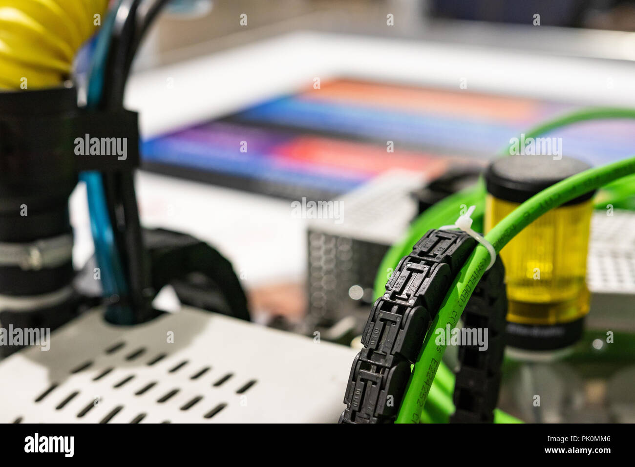 Stampante di grande macchina ibrida, modificati per robotica cnc di plottaggio e taglio. Spia gialla di allarme e cavi. Foto Stock