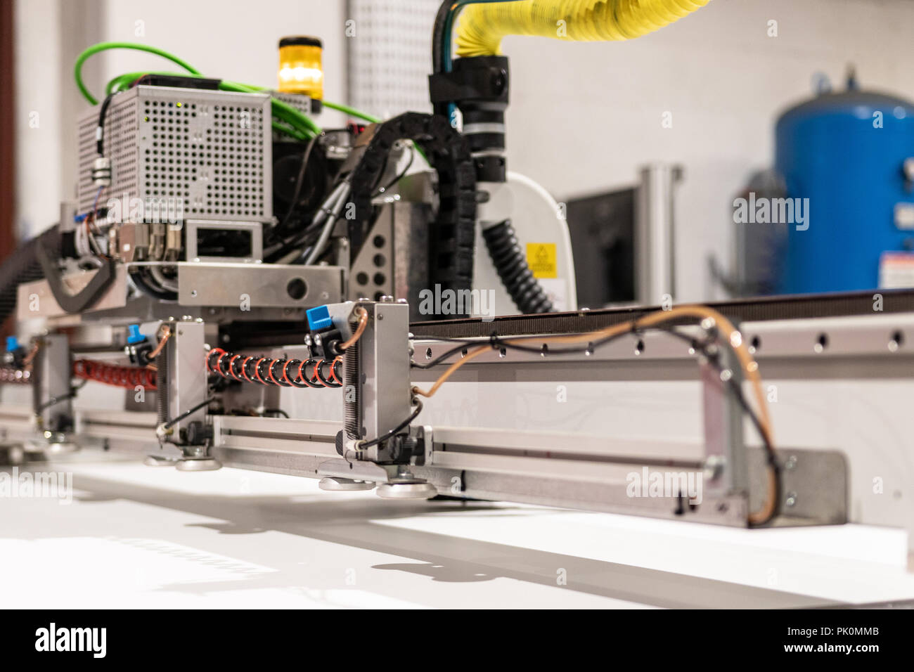 Stampante di grande macchina ibrida, modificati per robotica cnc di plottaggio e taglio. Spia gialla di allarme e cavi. Foto Stock