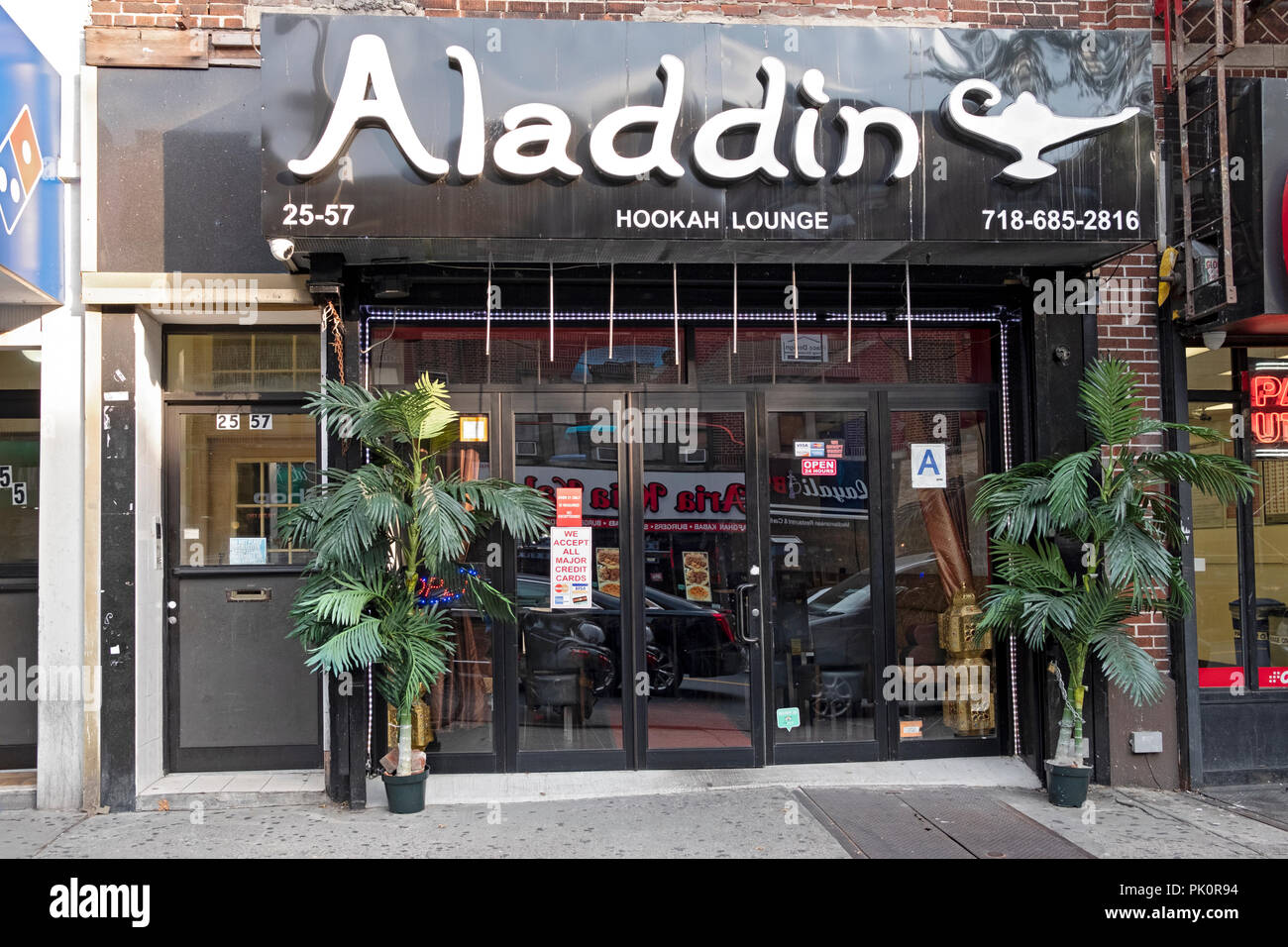 L'esterno dell'Aladdin Hookah Lounge sul Steinway Street nel Piccolo Egitto sezione di Astoria, Queens, a New York Foto Stock