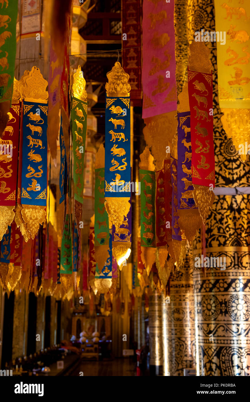 Tempio buddista di oro e colorato anno della decorazione in Chiang Mai Thailandia Foto Stock