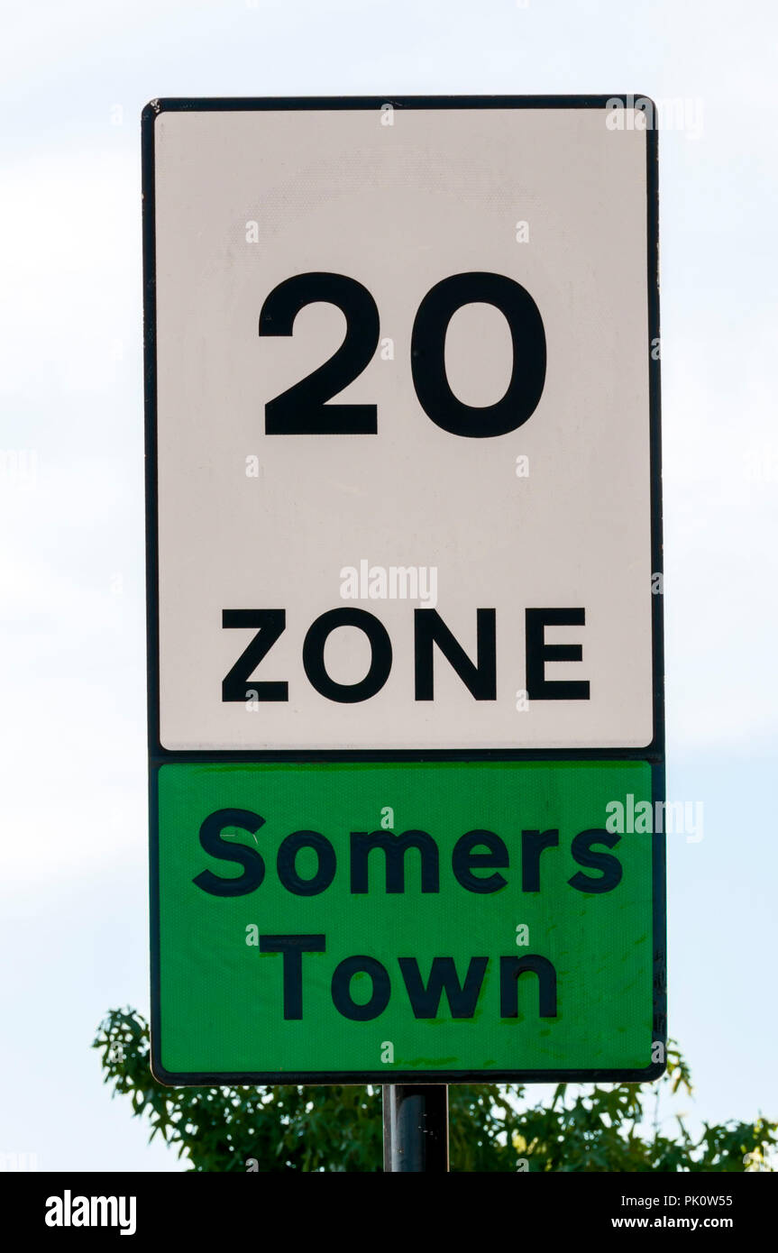 A 20 km/h il limite massimo di velocità sign in il Somers Town district nel nord di Londra. Foto Stock
