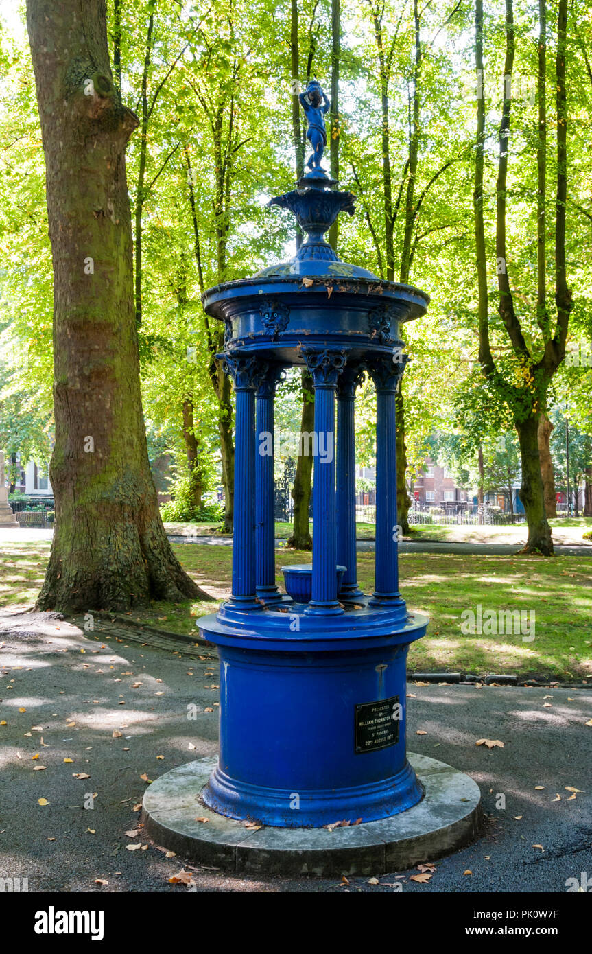 Vittoriano fontana potabile nel cimitero di Pancras vecchia chiesa. Foto Stock