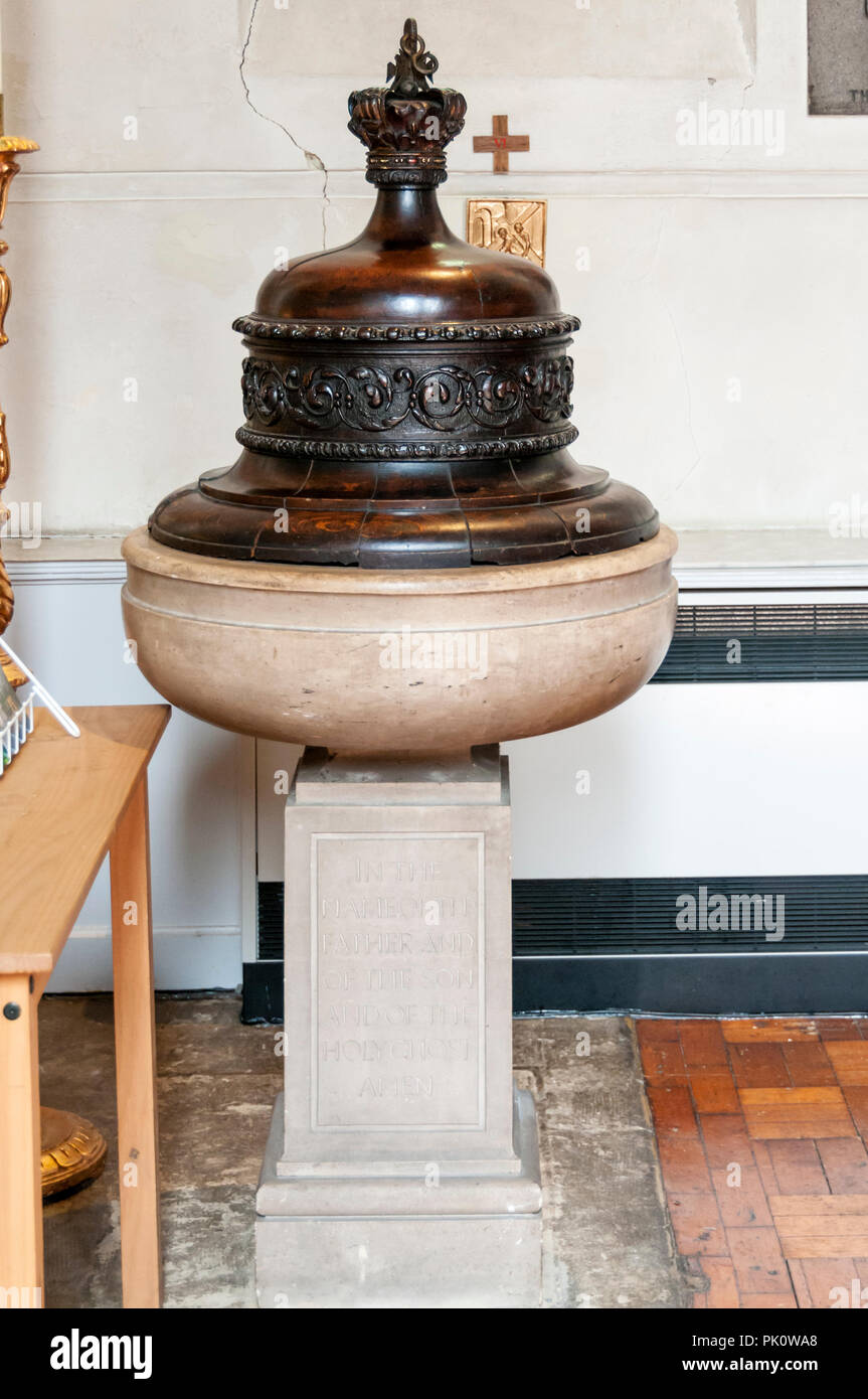 Presto in legno del XVIII secolo coperchio font a St Pancras vecchia chiesa. Foto Stock