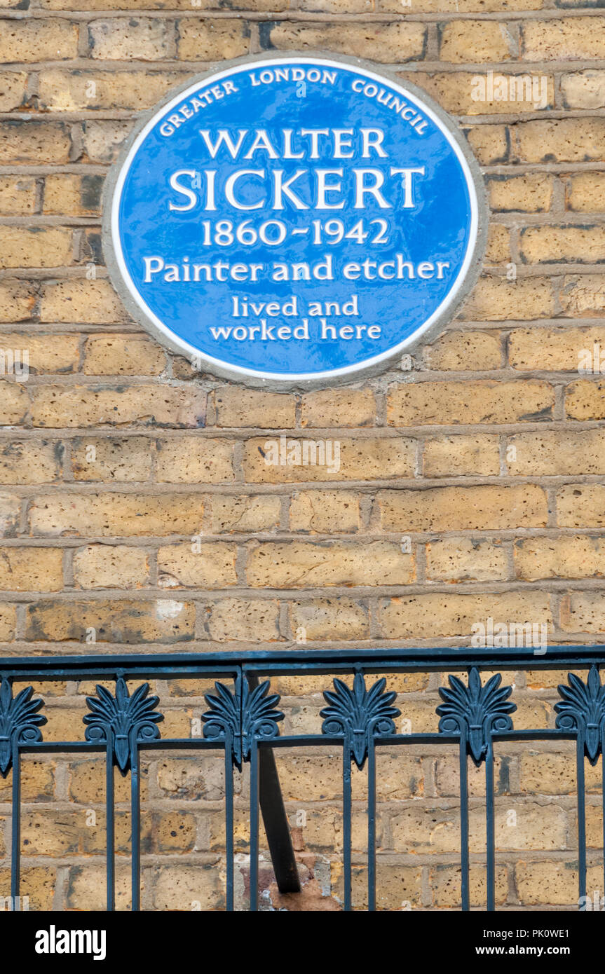 Una targa blu sulla casa in Mornington Crescent, Camden Town, dove il pittore Walter Sickert una volta che ha vissuto e lavorato. Foto Stock