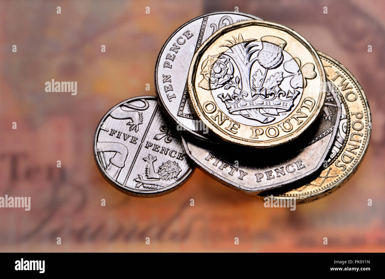 British monete in un arco di tempo di dieci pound nota Foto Stock