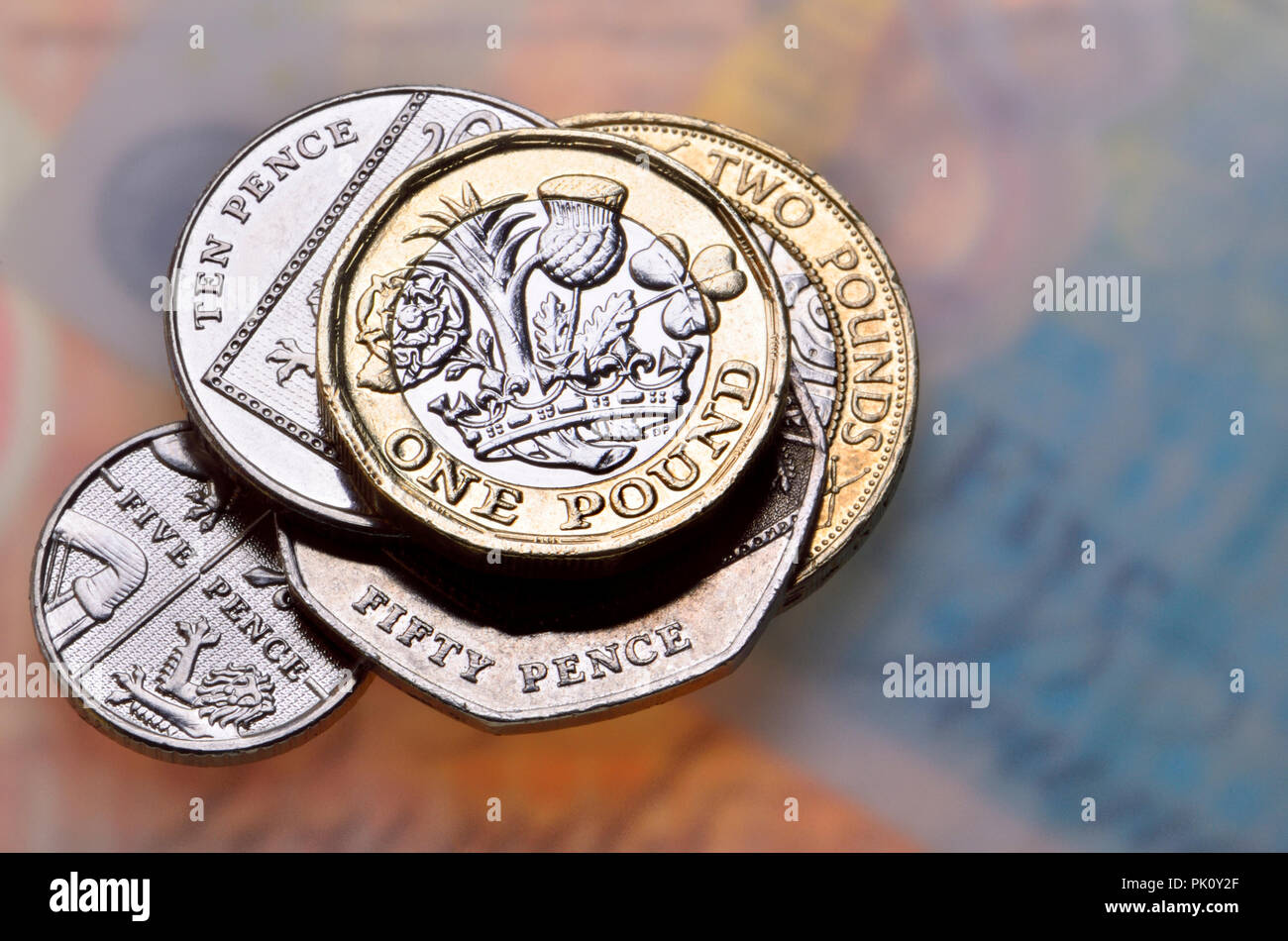 British monete al di fuori delle note di messa a fuoco Foto Stock