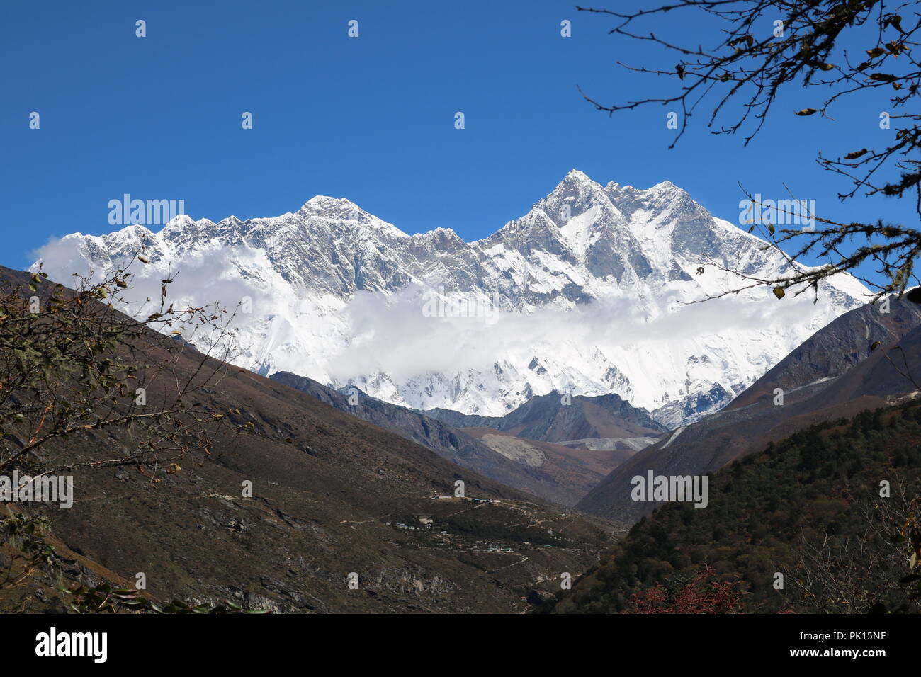 Amazing Shot della meravigliosa vista sull'Ama Dablam picco di montagna sulla strada per il campo base Everest coperto di neve bianca Foto Stock