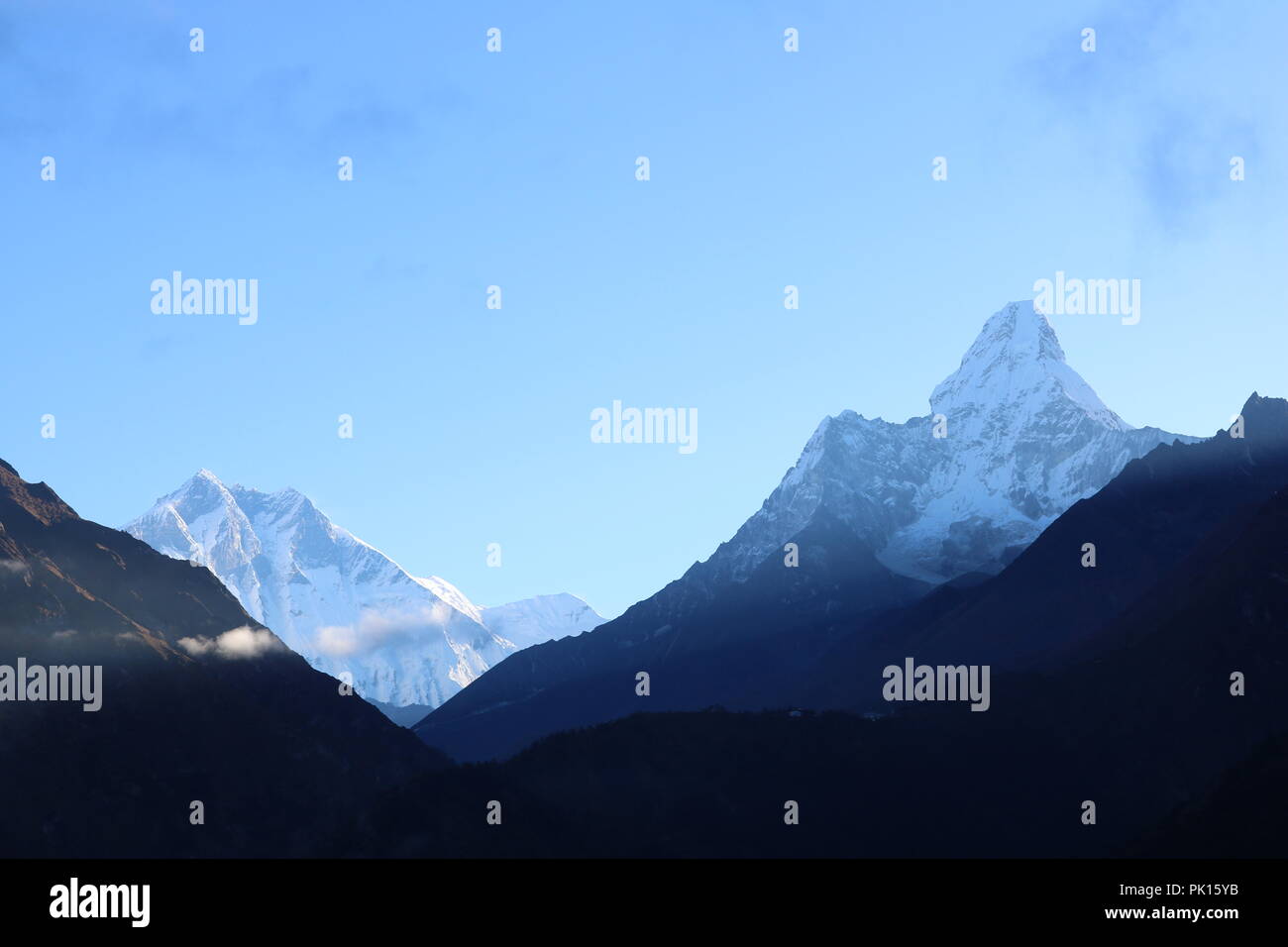 Splendida vista sull'Ama Dablam picco di montagna sulla strada per il campo base Everest, iconico picco di Everest percorso di trekking, Nepal orientale, Asia Foto Stock