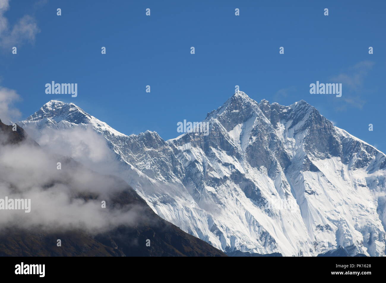 Amazing Shot della meravigliosa vista sull'Ama Dablam picco di montagna sulla strada per il campo base Everest coperto di neve bianca Foto Stock