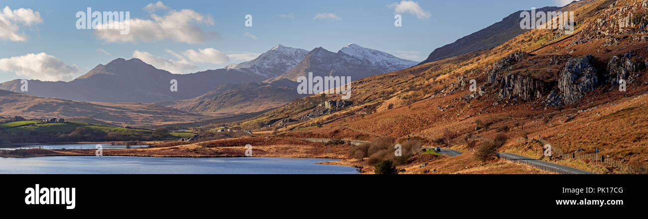 Vista panoramica di Llyn Mymbyr lago e Snowdon Mountain con la neve in inverno, Snowdonia, il Galles del Nord Foto Stock