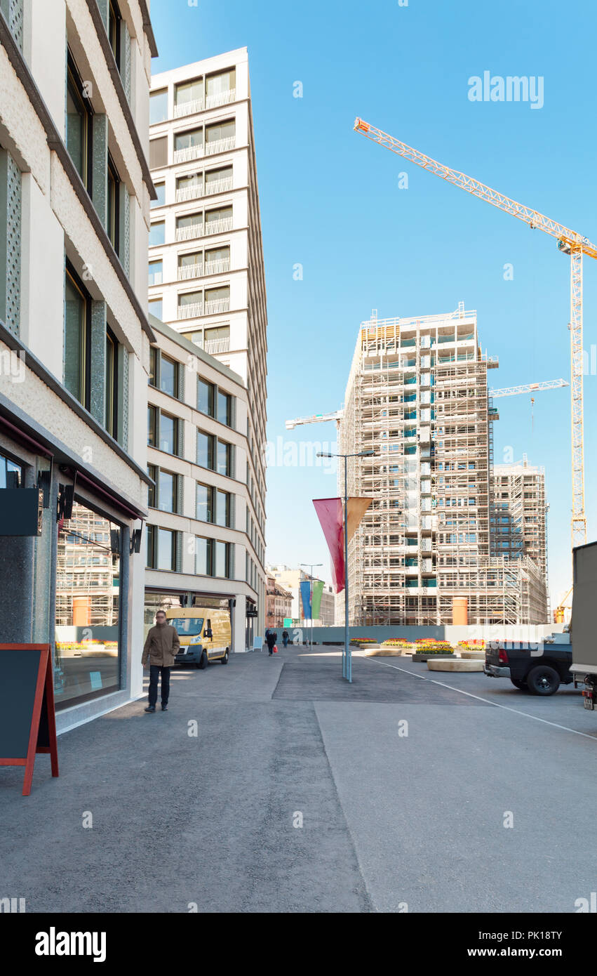 Edificio moderno, all'aperto, vista dalla piazza Foto Stock