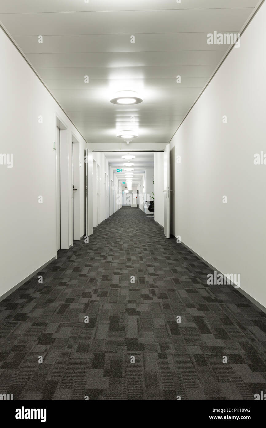 Interno, un edificio moderno con un lungo corridoio Foto Stock