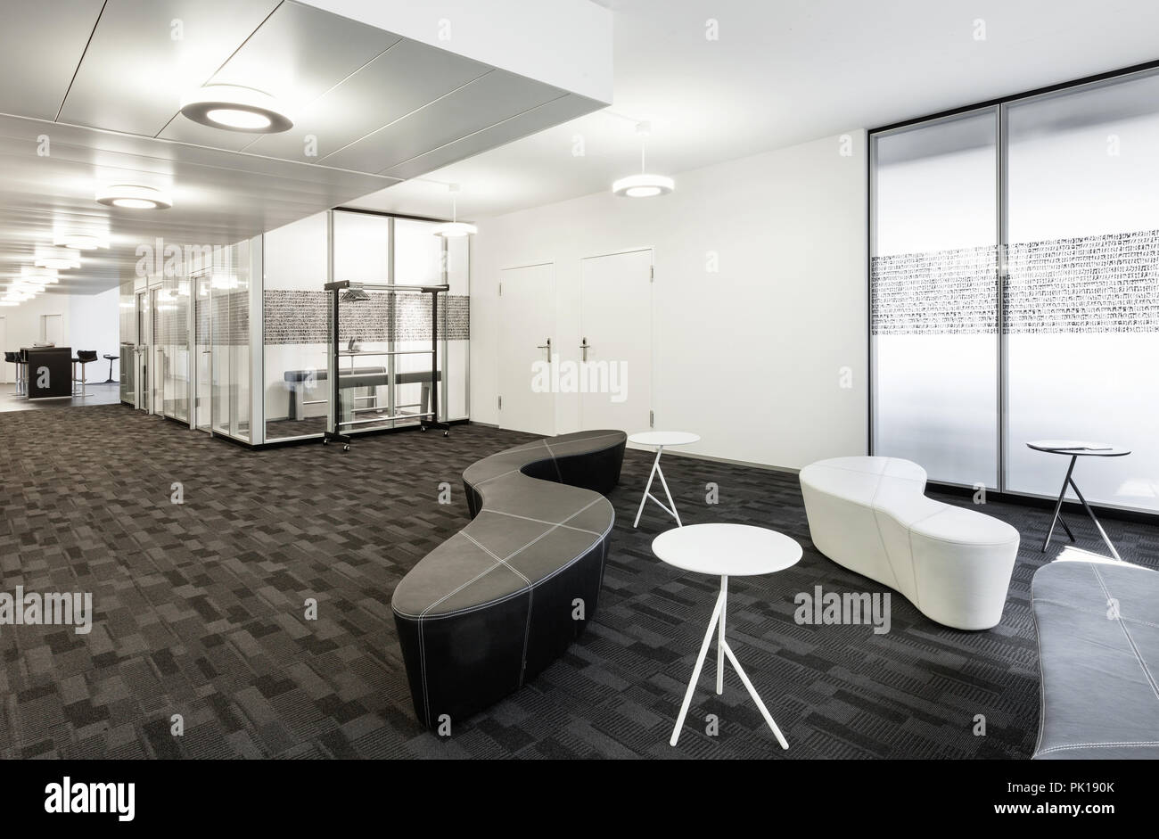 Interno, sala vuota in un edificio moderno Foto Stock