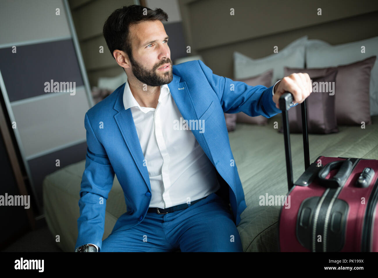 Ritratto di bello imprenditore della camera di albergo Foto Stock