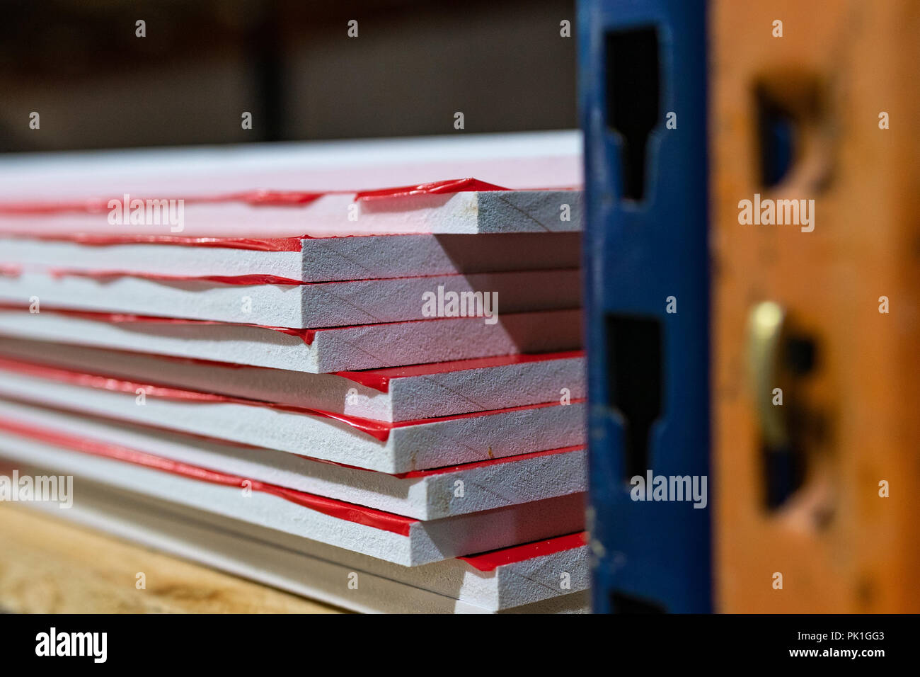 Impianto di stoccaggio in Italia, scaffalatura industriale per la piana di materiali da costruzione impilati e impilati pronti per la spedizione. Foto Stock