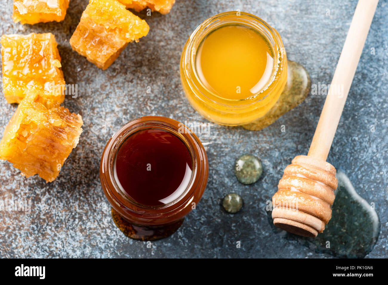 Il miele in barattolo e favi. Il miele di grano saraceno, miele selvatico e  favi su calcestruzzo sfondo, vista dall'alto Foto stock - Alamy
