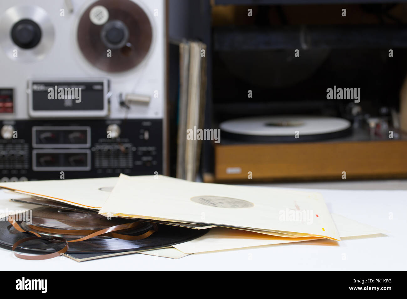 Dischi in Vinile con copia spazio nella parte anteriore di una raccolta di album titoli fittizia. Aspo registratore a nastro. Foto Stock