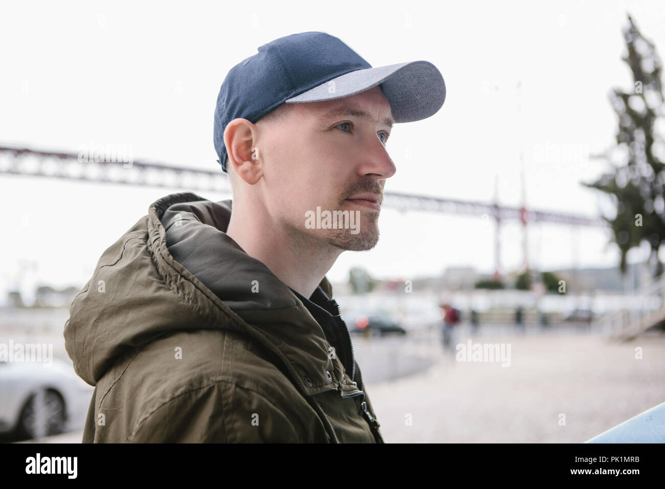 Ritratto di un giovane ragazzo in un cappello da baseball sulla strada a Lisbona. Lo stile della strada. Foto Stock