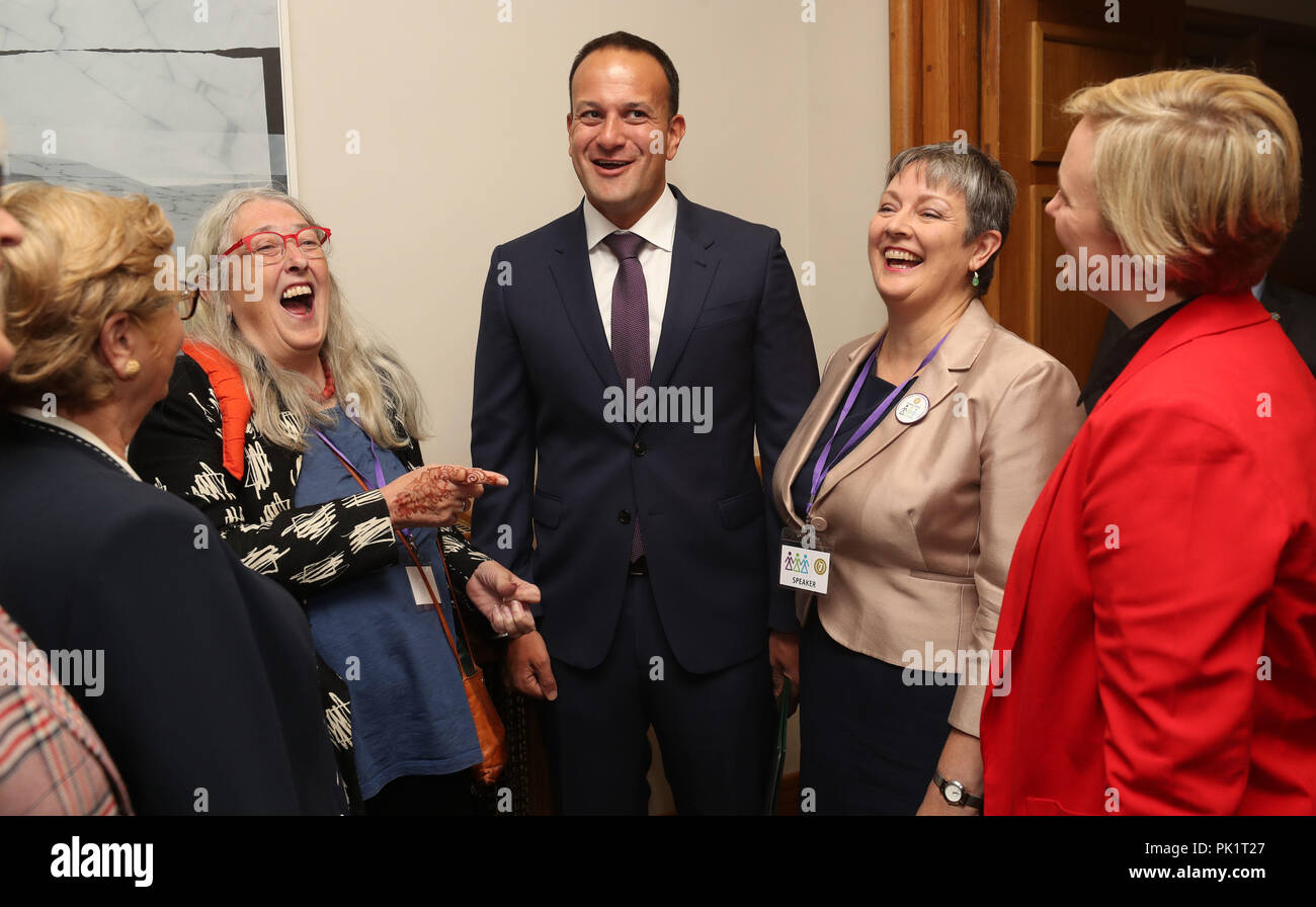 Taoiseach Leo Varadkar con (da sinistra) Frances Fitzgerald, Maria Barba, Marcella Corcoran Kennedy e British MP Stella Creasy al Congresso Internazionale delle Donne Parlamentari il Caucaso presso il castello di Dublino di oggi. Foto Stock