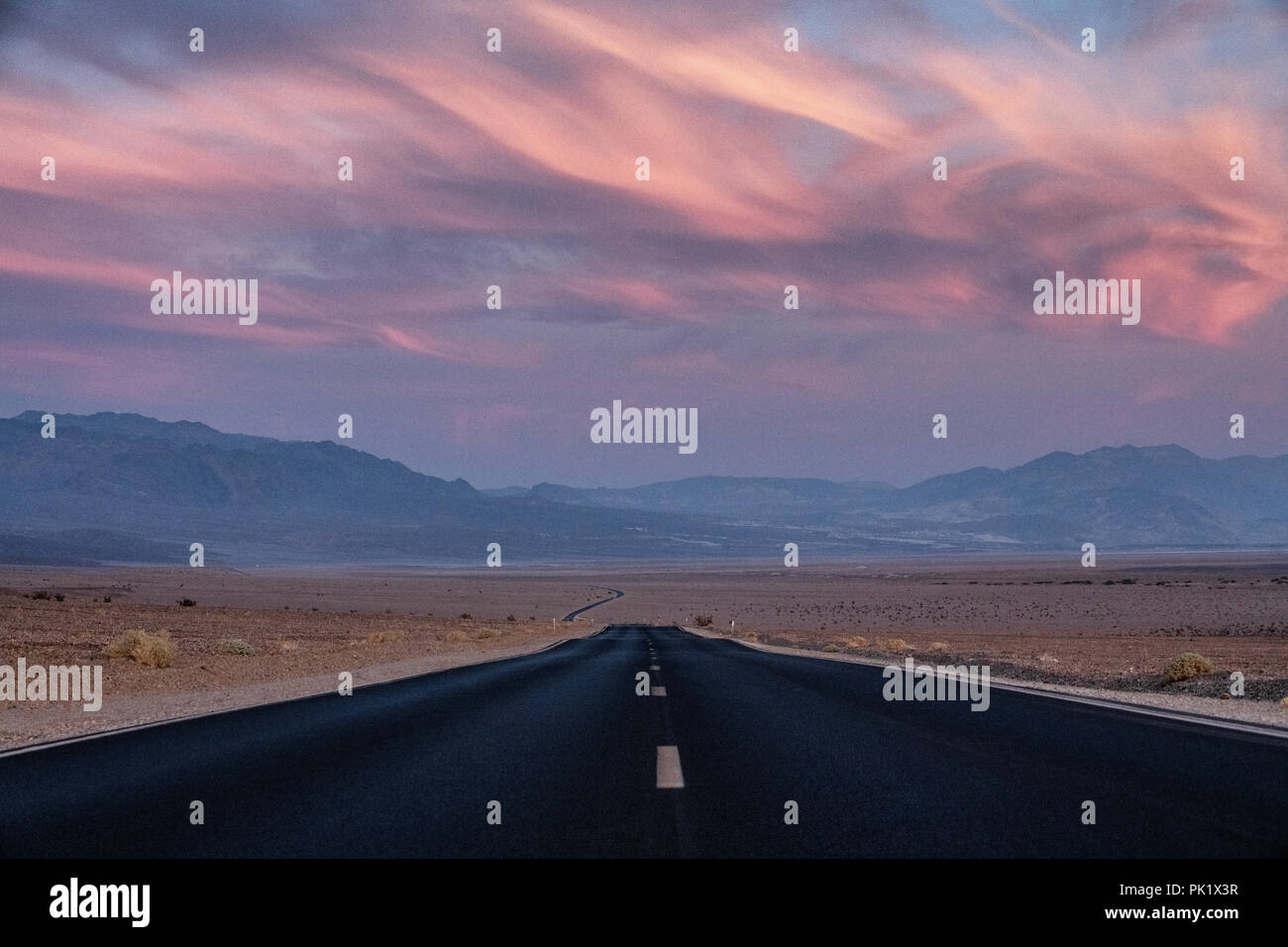 Strada Statale Route 190 attraversando il Parco nazionale della Death Valley in California, Stati Uniti d'America. Foto Stock