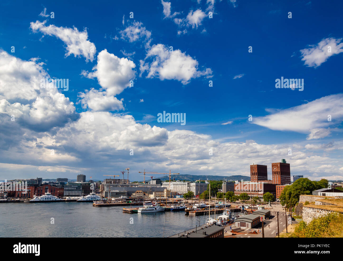 Porto di Pipervika nel centro di Oslo con Aker Brygge e Municipio di Oslo come vista dal Castello di Akershus e fortezza, Norvegia, Scandanavia Foto Stock