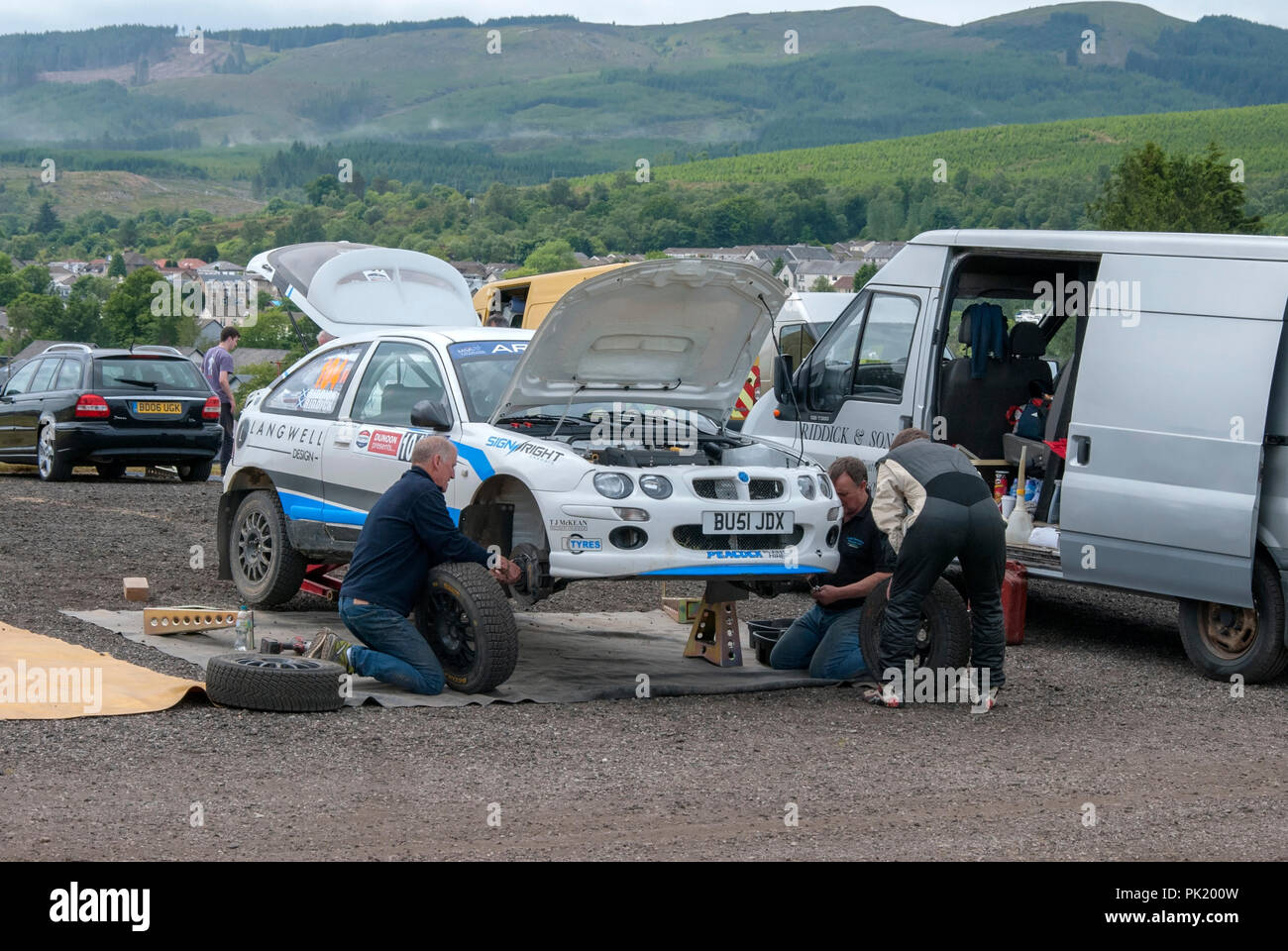 Il bianco 2001 MG ZR di Keith Riddick Argyll Rally Dunoon 2018 anteriore destro driver fuorigioco vista laterale del bianco preparato rally sport berlina MG ZR d Foto Stock