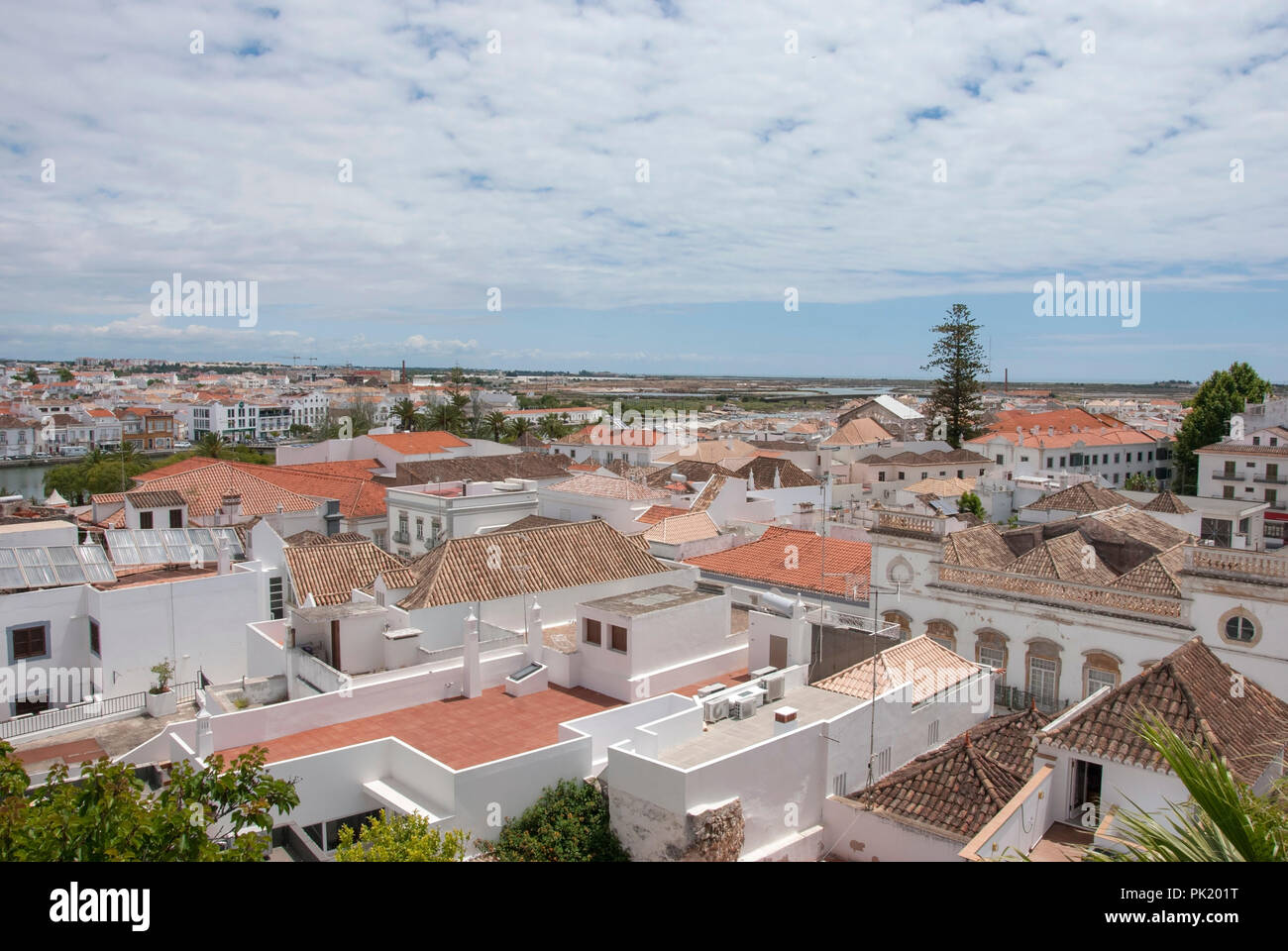Sui tetti della città di Tavira City cercando di Ria Formosa Portogallo elevato cityscape vista da St Marys Chiesa attraverso il marrone rossiccio e piastrelle di rooft Foto Stock
