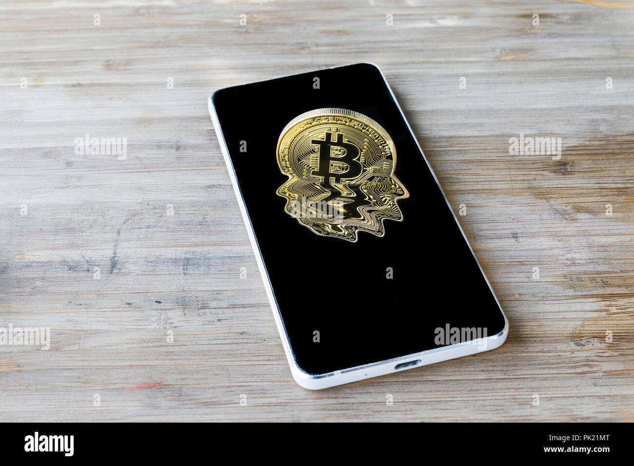Un Bitcoin Cryptocurrency Bit digitale medaglia BTC valuta la tecnologia Internet Business concetto. Bitcoin su smartphone Foto Stock