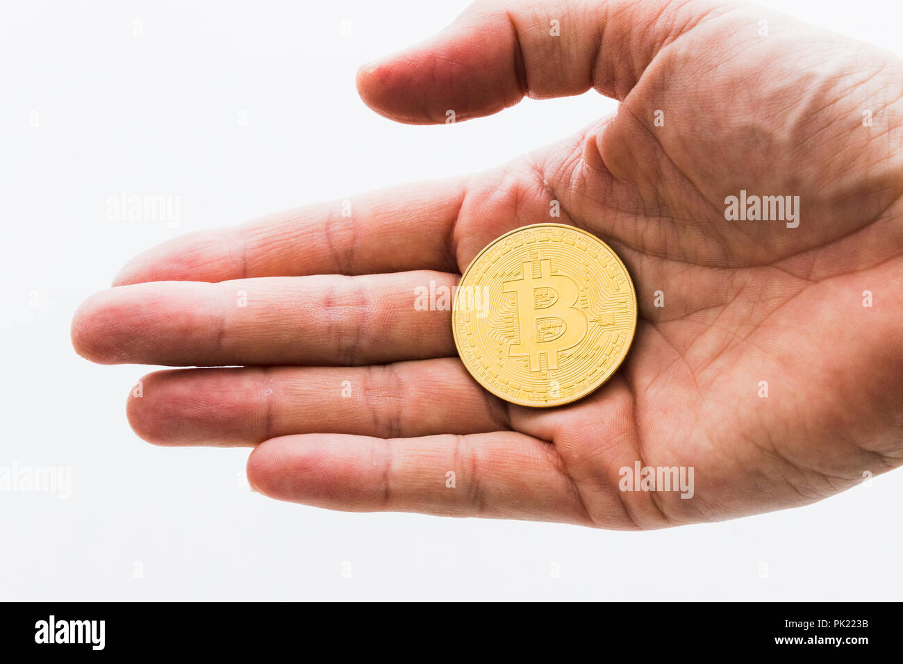 Un Bitcoin Cryptocurrency Bit digitale medaglia BTC valuta la tecnologia Internet Business concetto. Mani Bitcoin Foto Stock