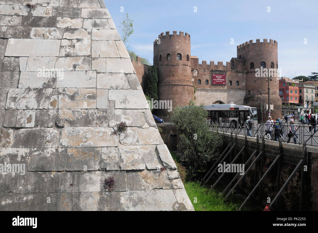 Italia Lazio Roma Testaccio, Piramide di Caio Cestio con Porta de San Paolo. Foto Stock