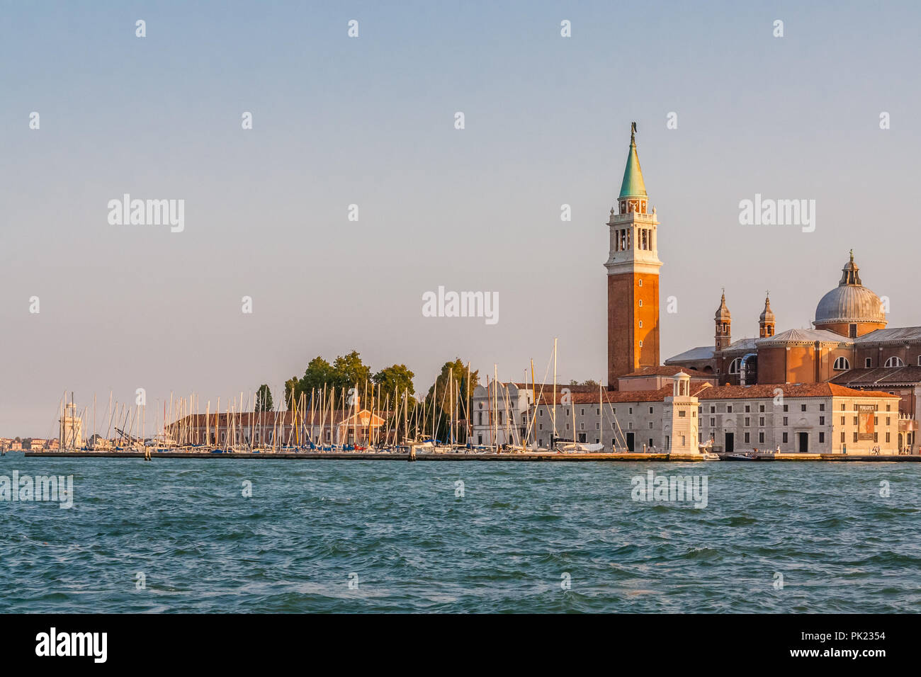 Palazzo Ducale e la Basilica di San Marco, Venezia, Italia, con la Darsena Crose yacht marina nella parte anteriore. Foto Stock