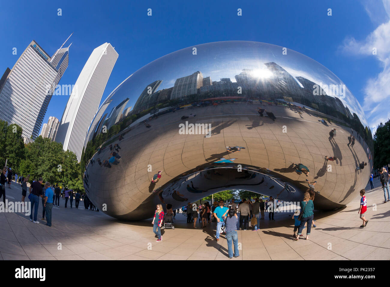 I visitatori e i turisti scattare foto di Cloud Gate, il fagiolo, Sir Anish Kapoor, Sculture pubbliche, Millennium Park Chicago City Centre, Illinois, Stati Uniti d'America Foto Stock
