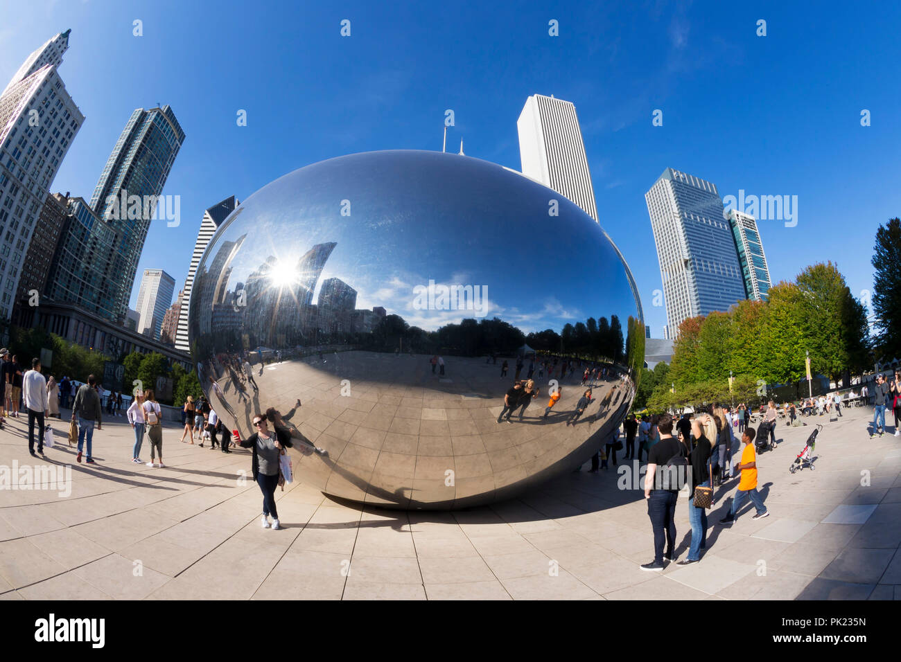 I visitatori e i turisti scattare foto di Cloud Gate, il fagiolo, Sir Anish Kapoor, Sculture pubbliche, Millennium Park Chicago City Centre, Illinois, Stati Uniti d'America Foto Stock