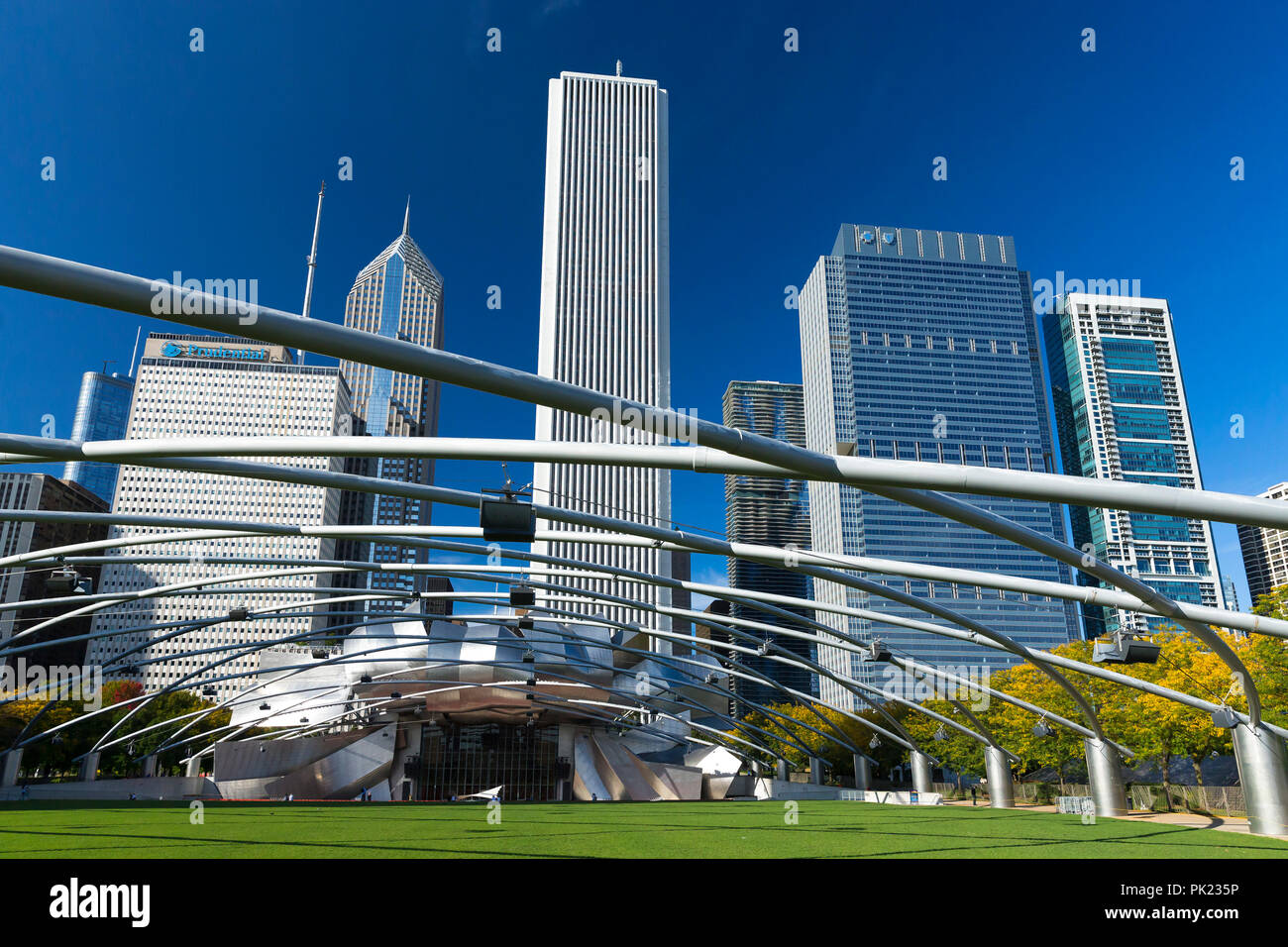 Il grande prato, graticcio Bandshell e Jay Pritzker Pavilion, il Millennium Park di Chicago City Centre, Illinois, Stati Uniti d'America Foto Stock