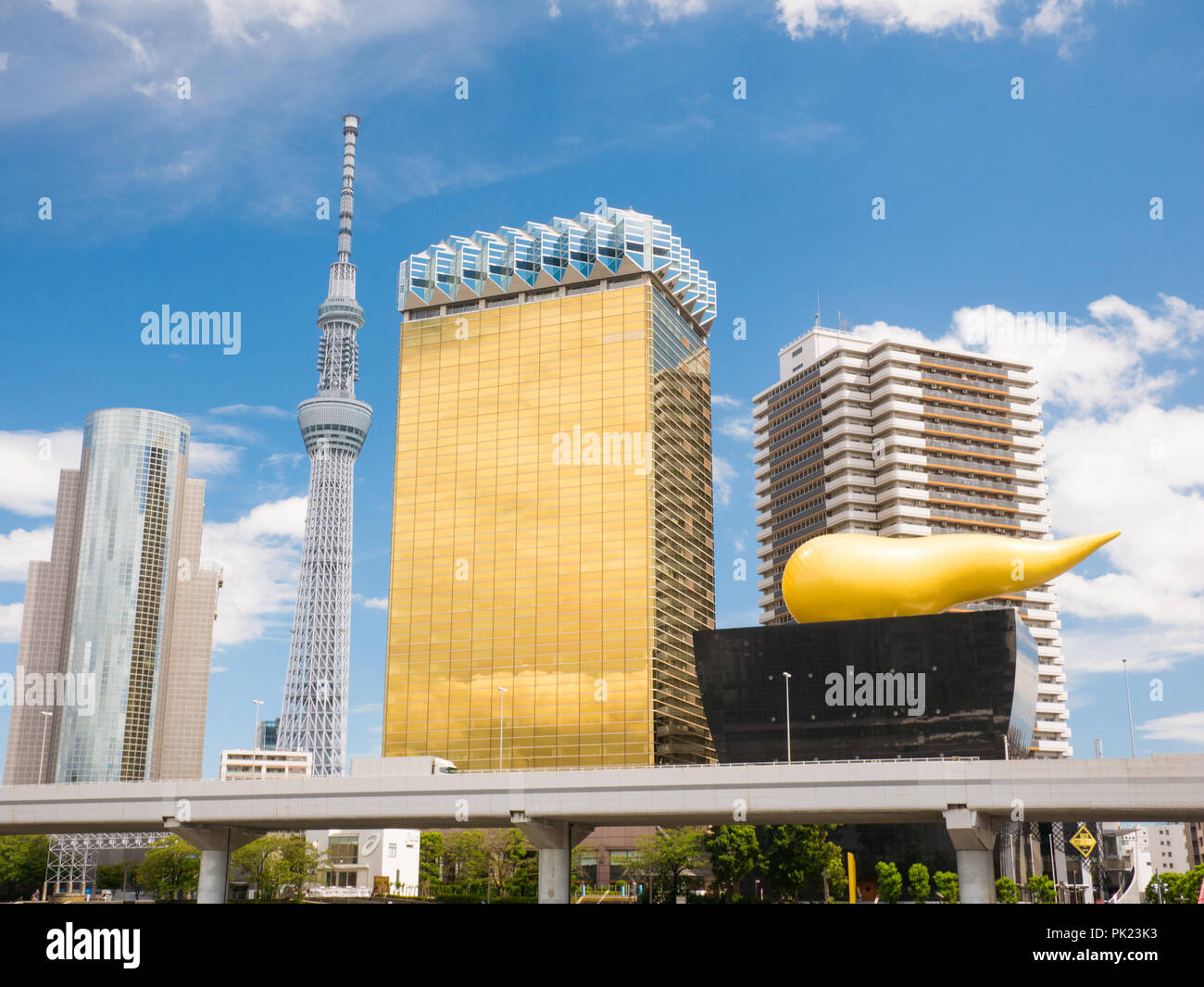 TOKYO, GIAPPONE. Settembre 8, 2018. Il grattacielo di Tokyo attraverso il fiume in Asakusa compreso il Tokyo Skytree e la birra Asahi Hall di Tokyo, Giappone Foto Stock