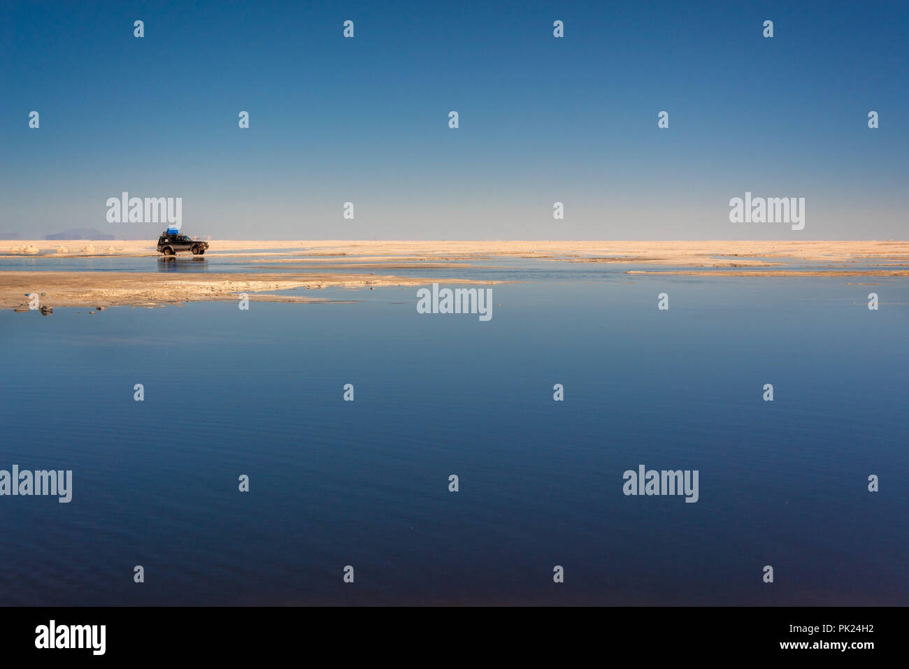 4x4 auto in Salar de Uyuni (Uyuni saline), Potosi, Bolivia Foto Stock