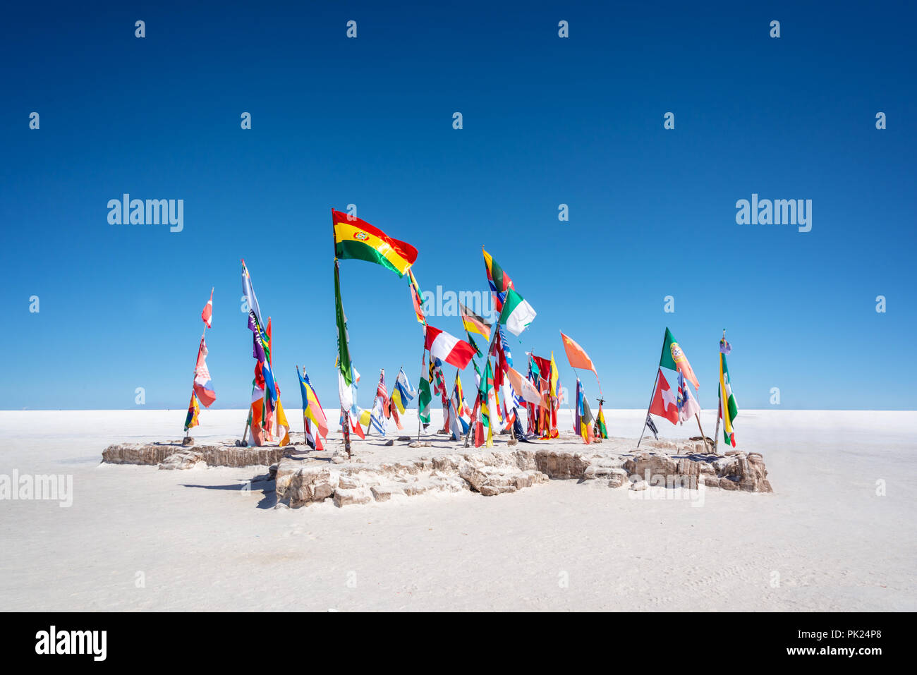 Bandiere colorate provenienti da tutto il mondo a Uyuni Saline, Bolivia, Sud America Foto Stock