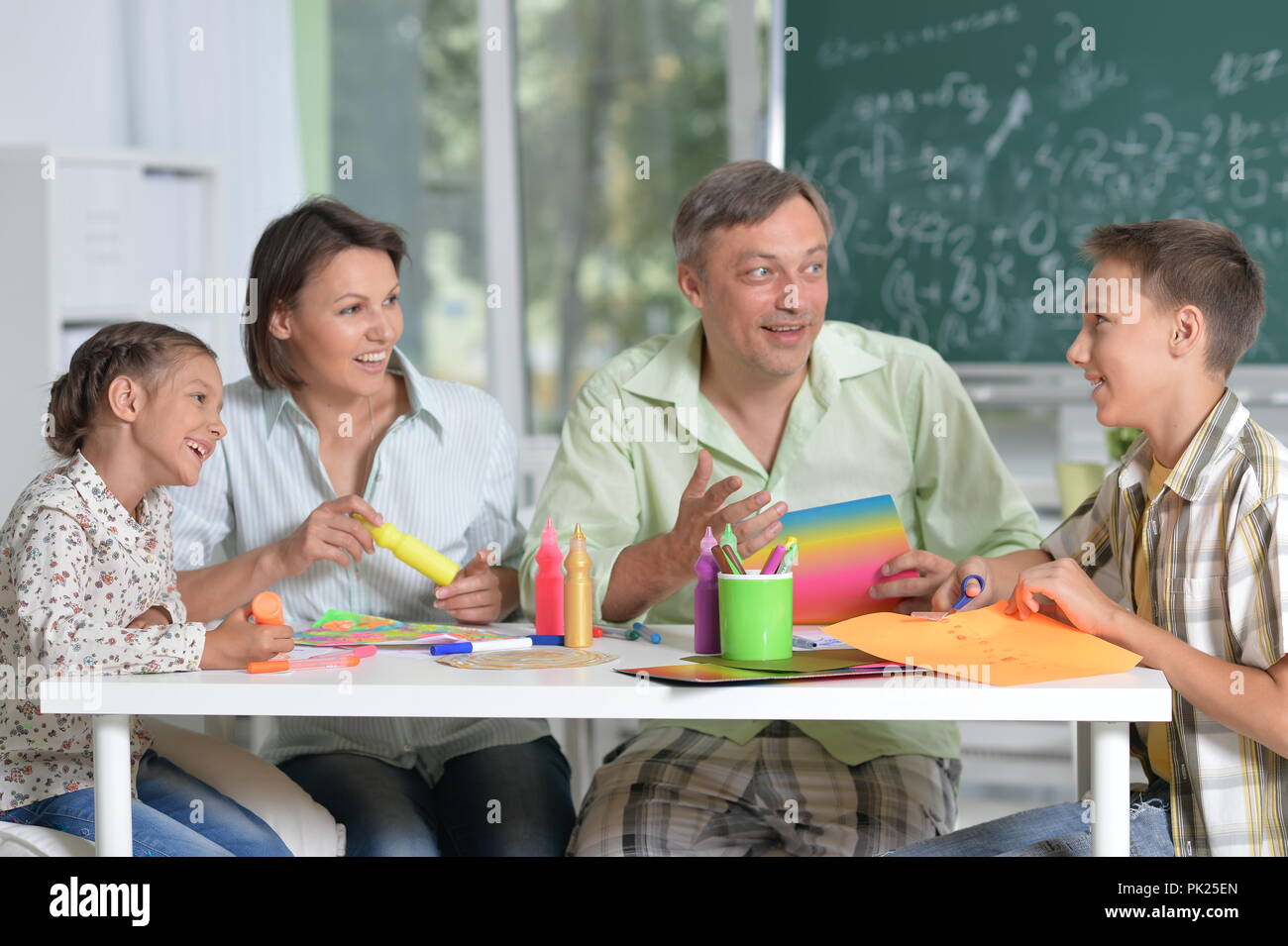 Ritratto di famiglia felice disegno a casa Foto Stock