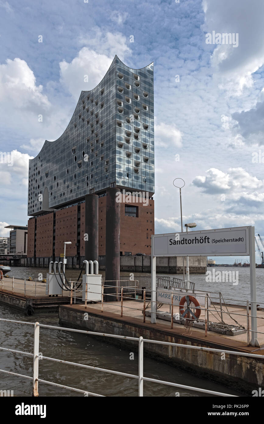 L'edificio Elbphilharmonie nel porto di Amburgo, Germania. Foto Stock