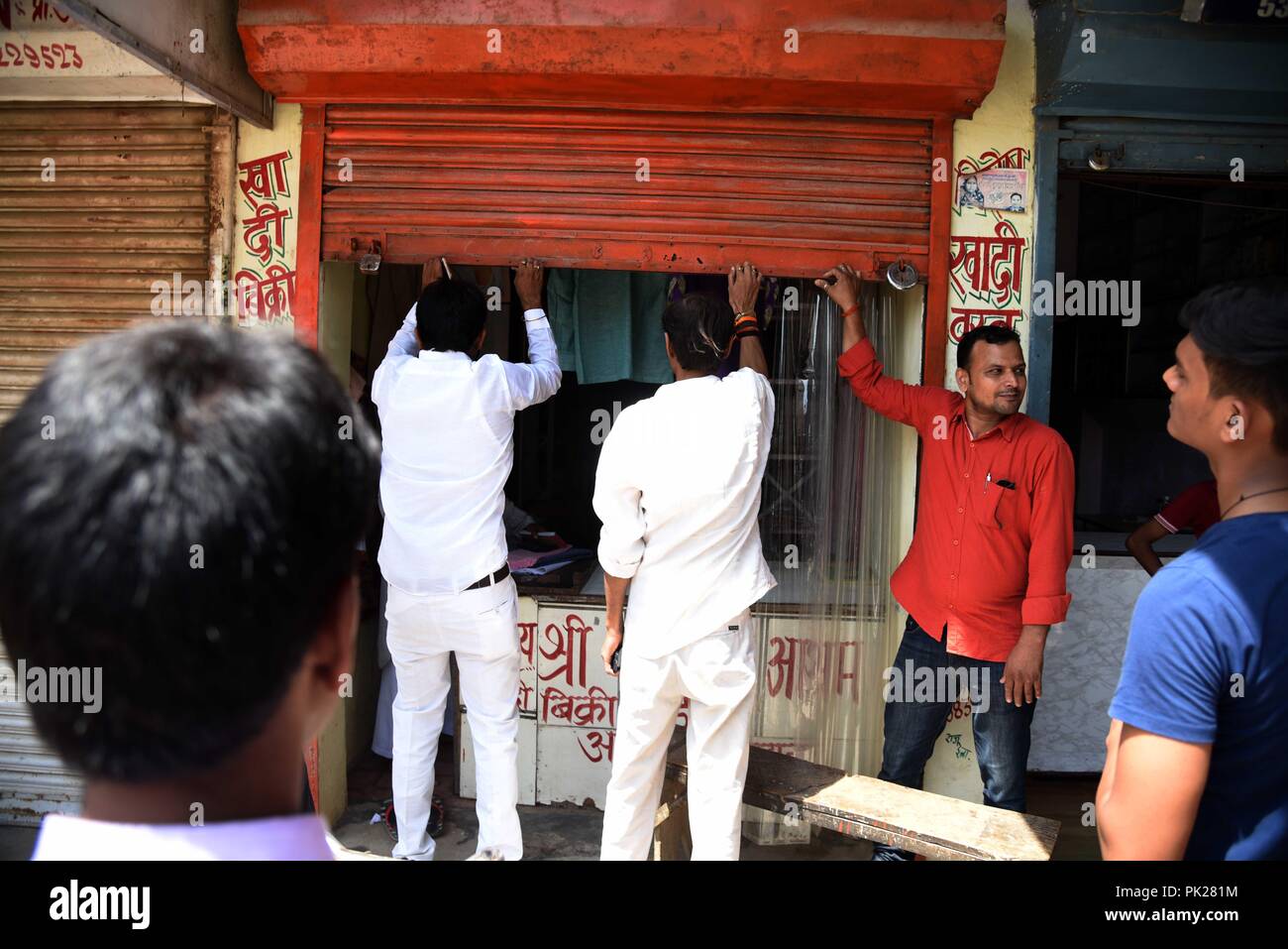 Di Allahabad, India. Decimo Sep, 2018. Di Allahabad: Congresso lavoratori vicino negozi durante la Bharat Band protesta contro il primo ministro Narendra Modi oltre escursione prezzo di petrolium, in Allahabad su 10-09-2018. Credito: Prabhat Kumar Verma/Pacific Press/Alamy Live News Foto Stock