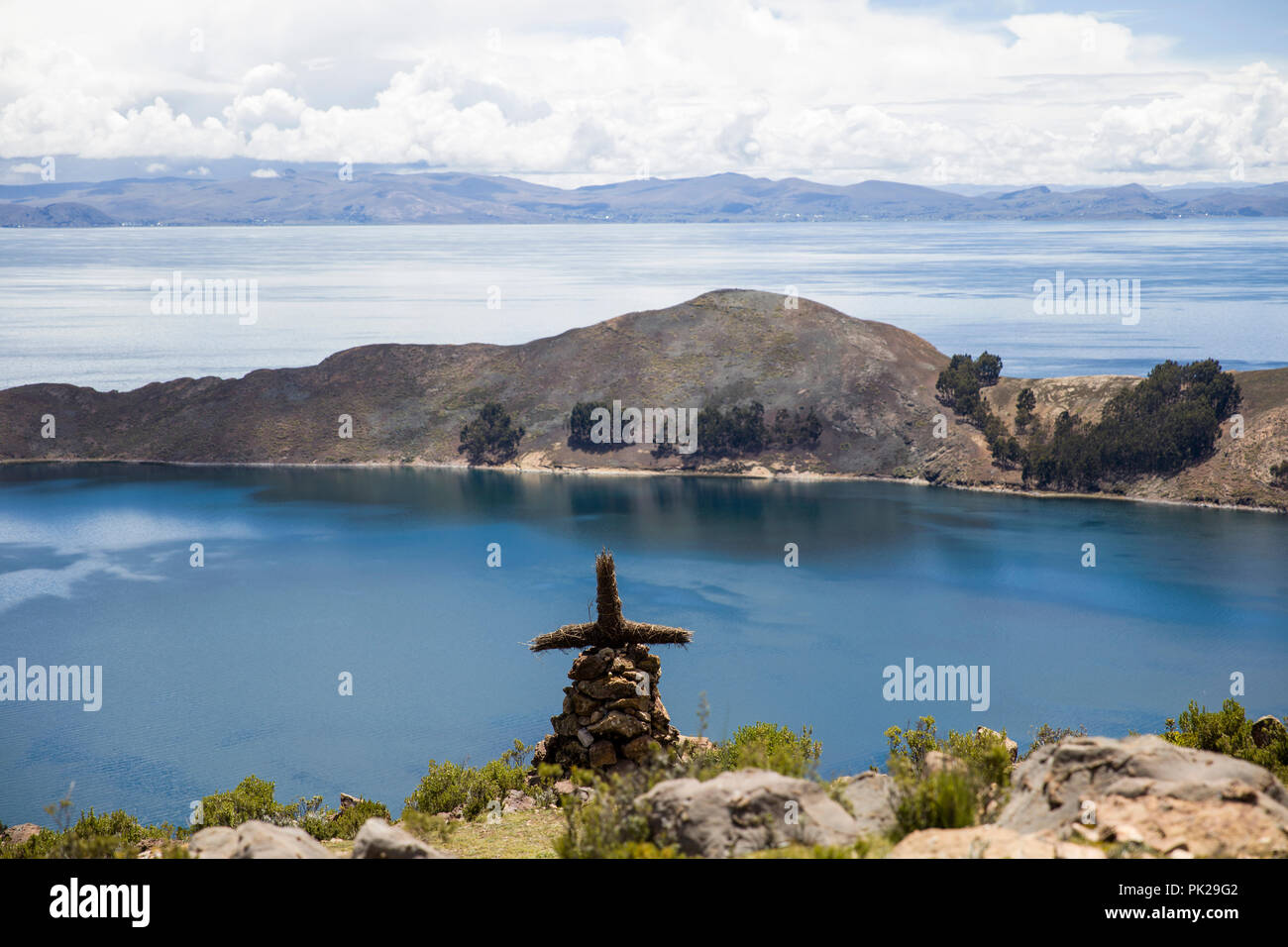 Vista in Isla del Sol sul lago Titicaca. È la più grande isola in alta altitudine lago Titicaca Foto Stock