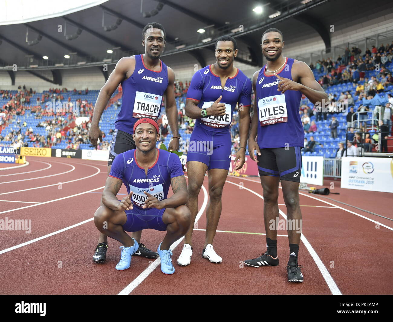 Ostrava, Repubblica Ceca. 8 Sep, 2018. I corridori Michael Rodgers (USA), Noè Lyles (USA), Yohan Blake (Giamaica) e Tyquendo Tracey (Giamaica) pongono dopo la loro vittoria 4x100 metri relè, uomini, durante la IAAF Continental Cup Ostrava 2018, a Ostrava, Repubblica Ceca, sabato, 8 settembre 2018. Credito: Jaroslav Ozana/CTK foto/Alamy Live News Foto Stock