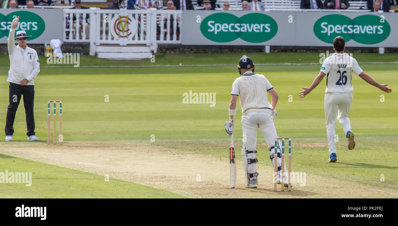 Londra, Regno Unito. 10 Settembre, 2018. James Fuller, bowling per la Middlesex, ottiene il paletto di Sam Billings al giorno uno la Specsavers Campionato County Cricket al Lords. David Rowe/Alamy Live News Foto Stock