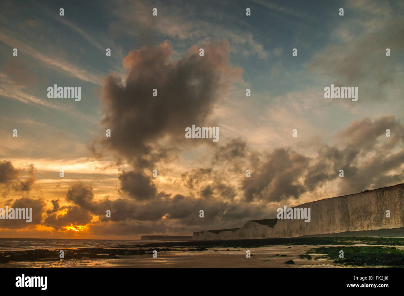 Birling Gap, Eastbourne, East Sussex, Regno Unito..10 settembre 2018.. Spettacolare tramonto nuvoloso sulle scogliere di gesso delle sette Sorelle sulla costa meridionale. . Foto Stock