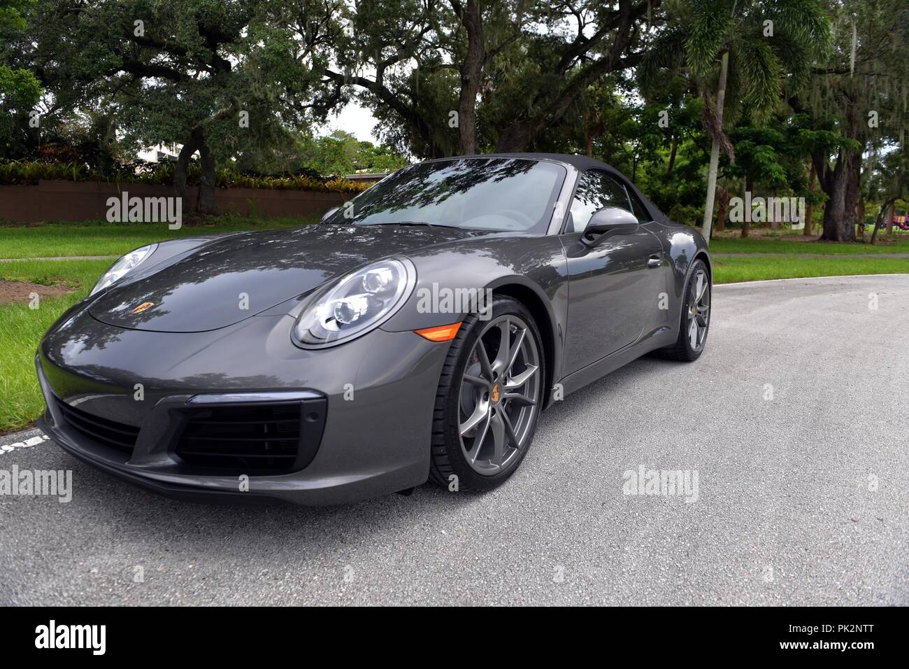 MIAMI, FL - 11 settembre: la prima foto della Porsche 2019 - 911 (doppiata 991.2) come cominciano ad essere consegnato al numero uno concessionario Porsche negli Stati Uniti (campione Porsche in Pompano, Florida). La 911 illustrato qui è una cabriolet con un 3.0 litri - twin - boxer sovralimentato 6 in Grigio agata metallico con custom 20' Carrera S ruote verniciate personalizzati in raso di platino con un 7 - velocità Porsche Doppelkupplung (PDK) il 11 settembre 2018 all'isola Watson, Miami, Florida, Stati Uniti Persone: 911 Foto Stock