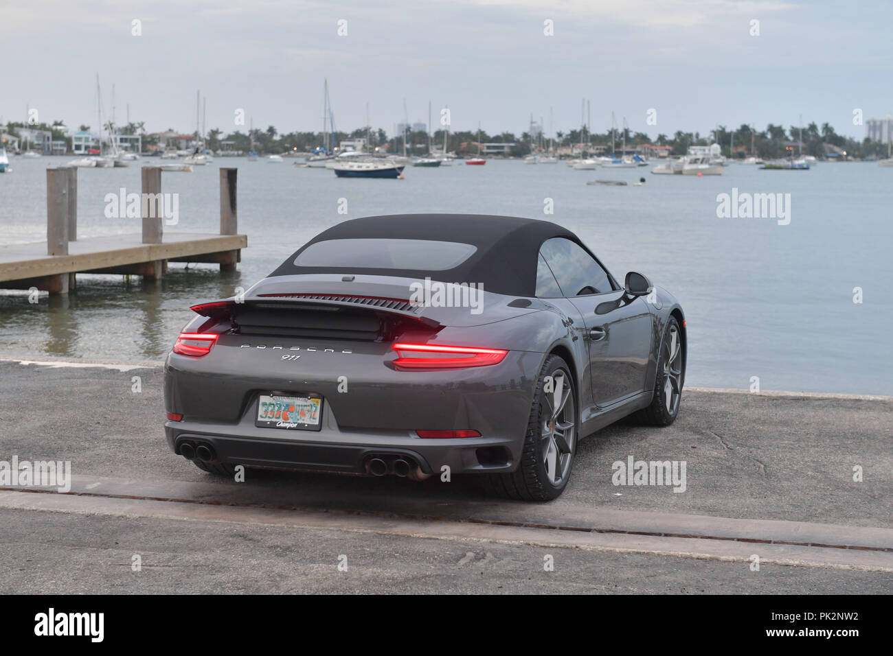 MIAMI, FL - 11 settembre: la prima foto della Porsche 2019 - 911 (doppiata 991.2) come cominciano ad essere consegnato al numero uno concessionario Porsche negli Stati Uniti (campione Porsche in Pompano, Florida). La 911 illustrato qui è una cabriolet con un 3.0 litri - twin - boxer sovralimentato 6 in Grigio agata metallico con custom 20' Carrera S ruote verniciate personalizzati in raso di platino con un 7 - velocità Porsche Doppelkupplung (PDK) il 11 settembre 2018 all'isola Watson, Miami, Florida, Stati Uniti Persone: 911 Foto Stock