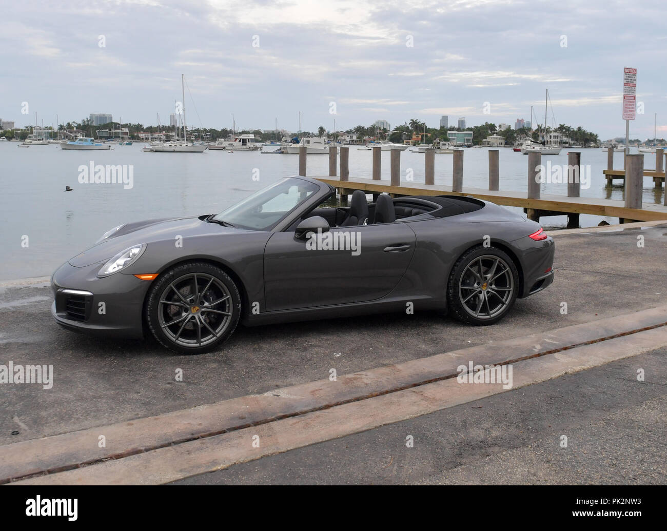 MIAMI, FL - 11 settembre: la prima foto della Porsche 2019 - 911 (doppiata 991.2) come cominciano ad essere consegnato al numero uno concessionario Porsche negli Stati Uniti (campione Porsche in Pompano, Florida). La 911 illustrato qui è una cabriolet con un 3.0 litri - twin - boxer sovralimentato 6 in Grigio agata metallico con custom 20' Carrera S ruote verniciate personalizzati in raso di platino con un 7 - velocità Porsche Doppelkupplung (PDK) il 11 settembre 2018 all'isola Watson, Miami, Florida, Stati Uniti Persone: 911 Foto Stock