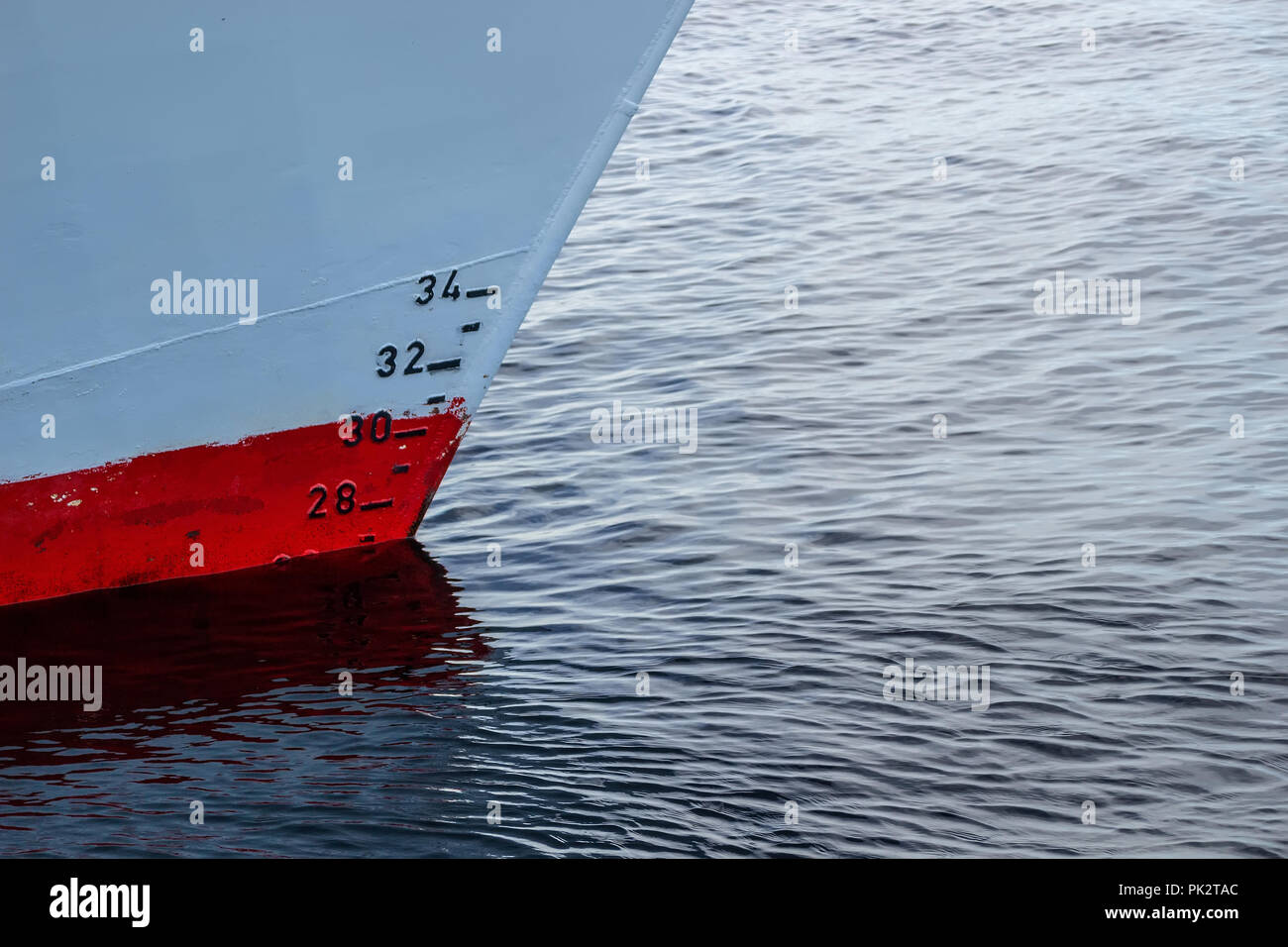 La linea di galleggiamento della nave Foto stock - Alamy