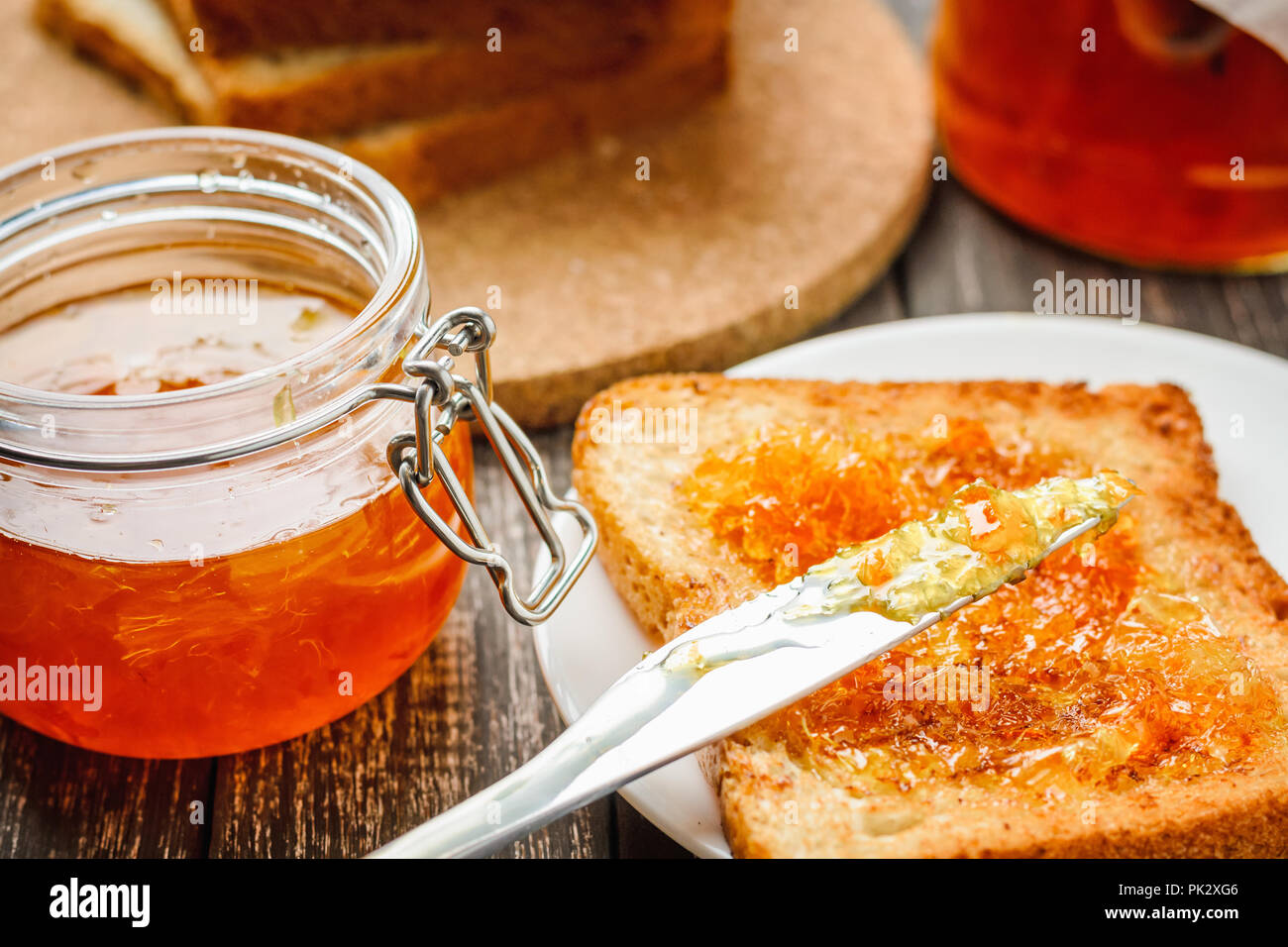 Toast con fatti in casa orange jam su un tavolo, close up Foto Stock